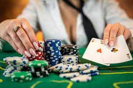 Meja Sic Bo dealer langsung dengan tiga dadu dan layar taruhan digital di platform mgo77